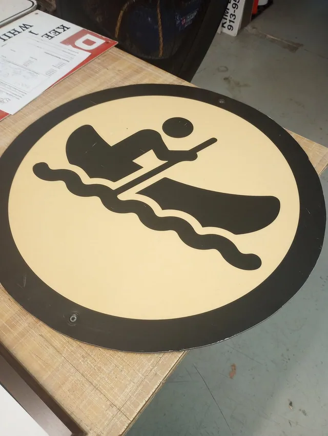 A round sign with a black tubing pictogram.